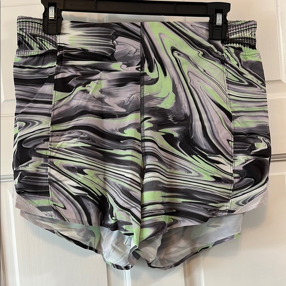 Lululemon Green Gray Black Marble Pattern Lined Hotty Hot Shorts - Size 10 - Picture 1 of 11